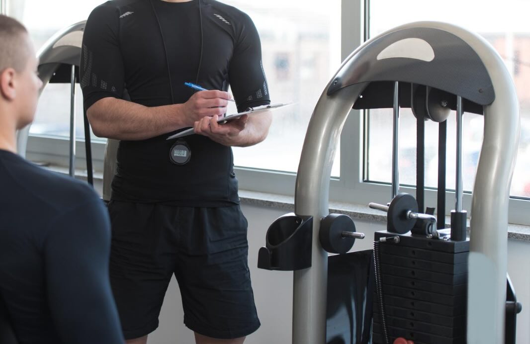 Los beneficios de contar con un entrenador personal para mejorar tu golf